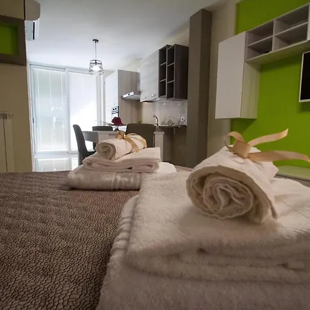 Elles Con Parcheggio Interno