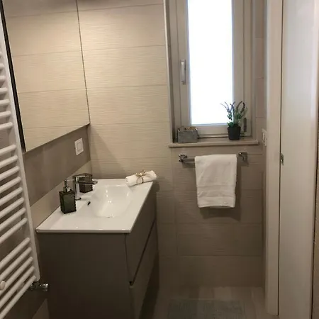 Elles Con Parcheggio Interno