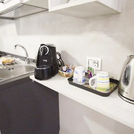 Elles Con Parcheggio Interno