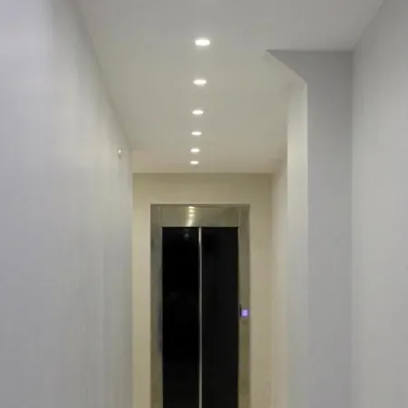 Elles Con Parcheggio Interno