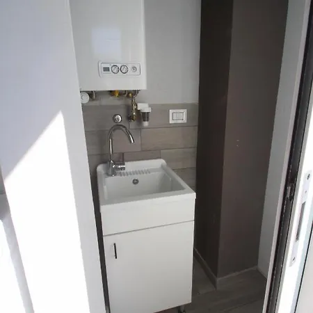 Bed & Breakfast Elles Con Parcheggio Interno E Ricarica Auto Elettrica 4*