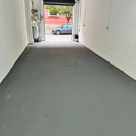 Elles Con Parcheggio Interno