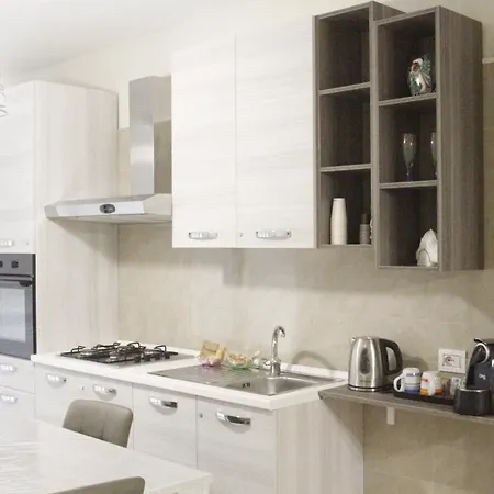 לינה וארוחת בוקר Elles Con Parcheggio Interno E Ricarica Auto Elettrica 4*
