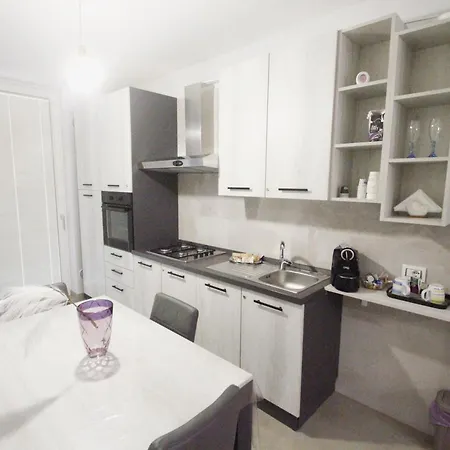 Elles Con Parcheggio Interno 4*