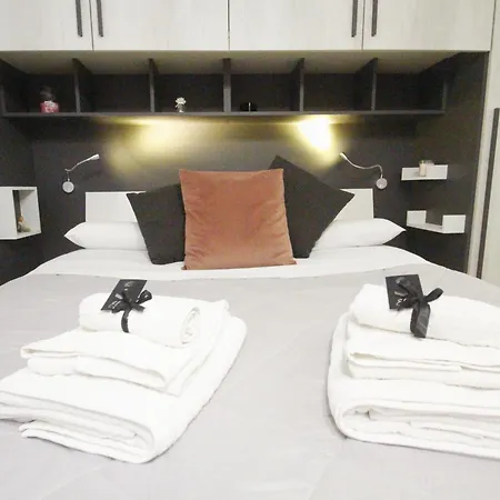 Elles Con Parcheggio Interno