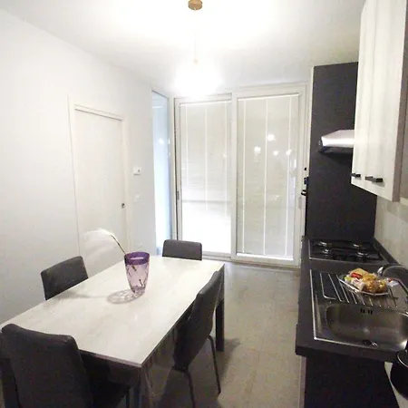 Elles Con Parcheggio Interno