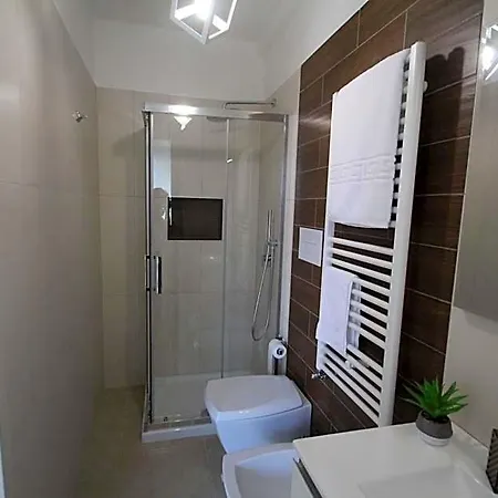 Elles Con Parcheggio Interno 4* Barletta