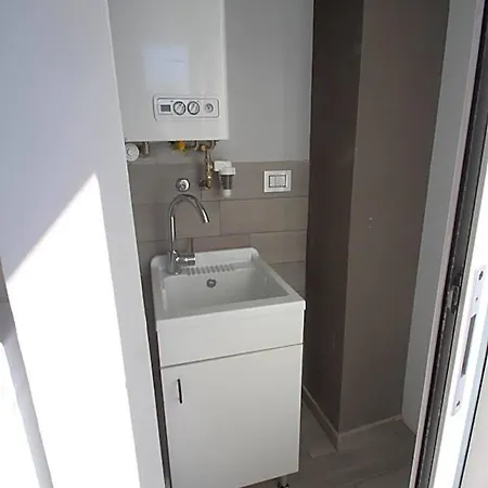 فندق مبيت وإفطار Elles Con Parcheggio Interno E Ricarica Auto Elettrica 4*