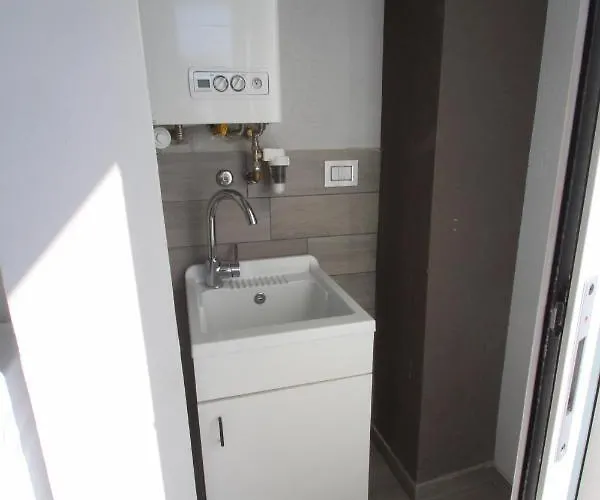 فندق مبيت وإفطار Elles Con Parcheggio Interno 4*